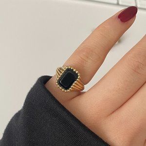 Mejuri x Jenna Lyons Gold and Onyx Signet Ring in 4
